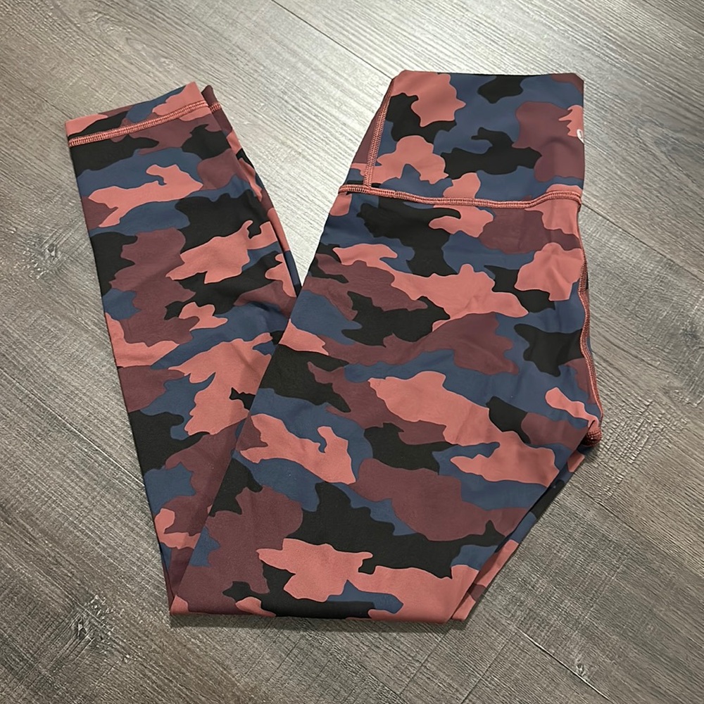 Lululemon Wunder Under 25”